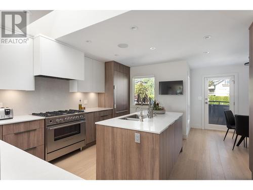 2526 Marine Drive, West Vancouver, BC - Indoor Photo Showing Kitchen With Upgraded Kitchen