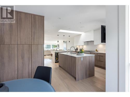 2526 Marine Drive, West Vancouver, BC - Indoor Photo Showing Kitchen With Upgraded Kitchen