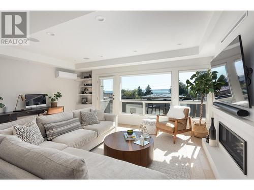 2526 Marine Drive, West Vancouver, BC - Indoor Photo Showing Living Room With Fireplace