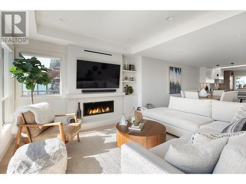 2526 Marine Drive, West Vancouver, BC - Indoor Photo Showing Living Room With Fireplace