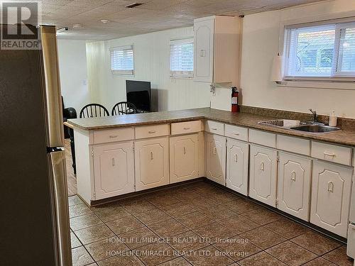 7543 Langworthy Drive, Mississauga, ON - Indoor Photo Showing Kitchen With Double Sink