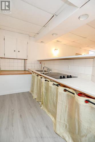 468 Salisbury Street, London, ON - Indoor Photo Showing Kitchen