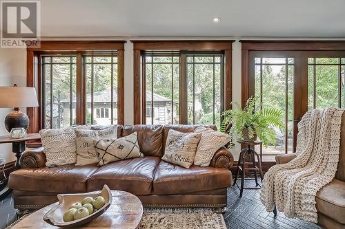 389 Torrance Street, Burlington, ON - Indoor Photo Showing Living Room