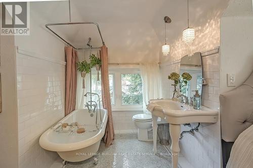 389 Torrance Street, Burlington, ON - Indoor Photo Showing Bathroom