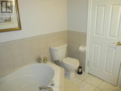 22 Resolute Drive, Hamilton, ON - Indoor Photo Showing Bathroom