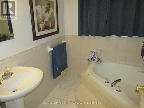 22 Resolute Drive, Hamilton, ON - Indoor Photo Showing Bathroom