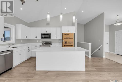 570 Kinloch Court, Saskatoon, SK - Indoor Photo Showing Kitchen With Stainless Steel Kitchen With Upgraded Kitchen