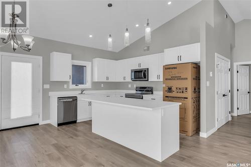 570 Kinloch Court, Saskatoon, SK - Indoor Photo Showing Kitchen