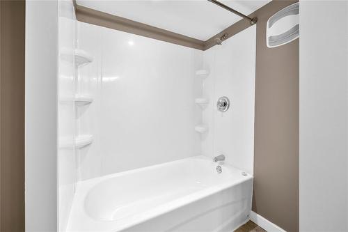 776 Stella Avenue, Winnipeg, MB - Indoor Photo Showing Bathroom