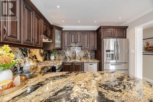 1078 Windsor Hill Boulevard, Mississauga, ON - Indoor Photo Showing Kitchen With Upgraded Kitchen