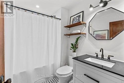 92 Graham Avenue S, Hamilton, ON - Indoor Photo Showing Bathroom