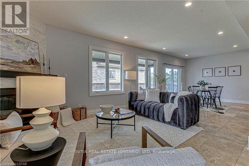 1499 Healy Road, London, ON - Indoor Photo Showing Living Room