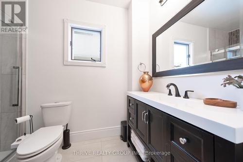 560 Grosvenor Street, London, ON - Indoor Photo Showing Bathroom