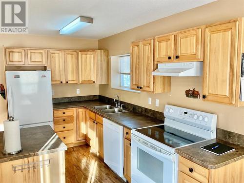 547 Eighth Avenue, Midway, BC - Indoor Photo Showing Kitchen With Double Sink