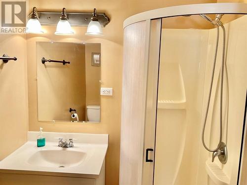 547 Eighth Avenue, Midway, BC - Indoor Photo Showing Bathroom