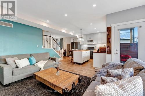 53 Woodbine Crescent, Hamilton, ON - Indoor Photo Showing Living Room