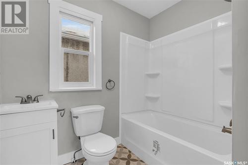 2301 Reynolds Street, Regina, SK - Indoor Photo Showing Bathroom