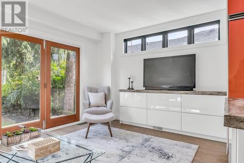 365 Delaware Avenue, Burlington, ON - Indoor Photo Showing Living Room