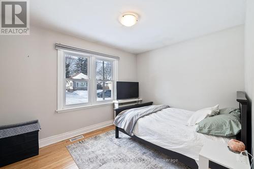 74 Barker Street, London, ON - Indoor Photo Showing Bedroom