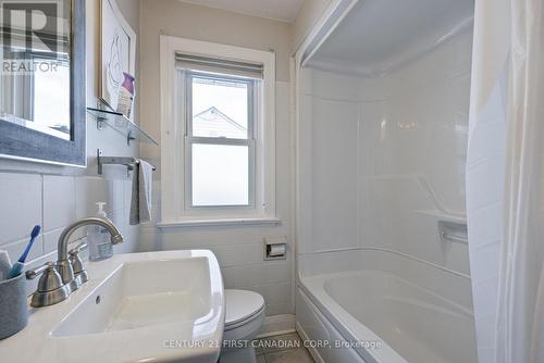 74 Barker Street, London, ON - Indoor Photo Showing Bathroom