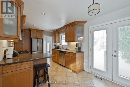 74 Barker Street, London, ON - Indoor Photo Showing Kitchen