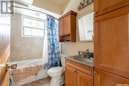 109 Simpson Road, Regina, SK - Indoor Photo Showing Bathroom