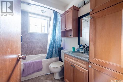 109 Simpson Road, Regina, SK - Indoor Photo Showing Bathroom