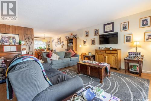 109 Simpson Road, Regina, SK - Indoor Photo Showing Living Room