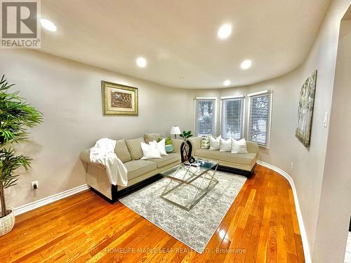 1613 Stillriver Crescent, Mississauga, ON - Indoor Photo Showing Living Room