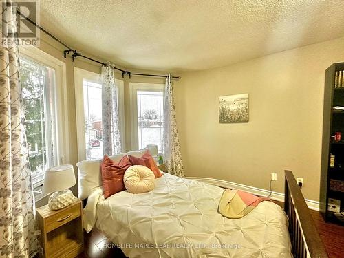 1613 Stillriver Crescent, Mississauga, ON - Indoor Photo Showing Bedroom