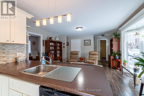 539 Mohawk Road W, Hamilton, ON - Indoor Photo Showing Kitchen