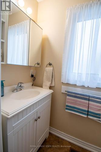 539 Mohawk Road W, Hamilton, ON - Indoor Photo Showing Bathroom