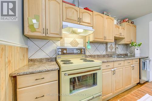 68 East 35Th Street, Hamilton, ON - Indoor Photo Showing Kitchen