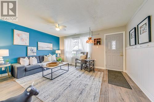 68 East 35Th Street, Hamilton, ON - Indoor Photo Showing Living Room