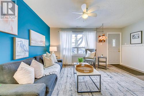 68 East 35Th Street, Hamilton, ON - Indoor Photo Showing Living Room