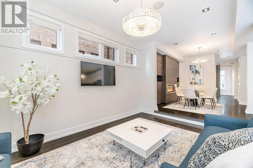 685 Montbeck Crescent, Mississauga, ON - Indoor Photo Showing Living Room