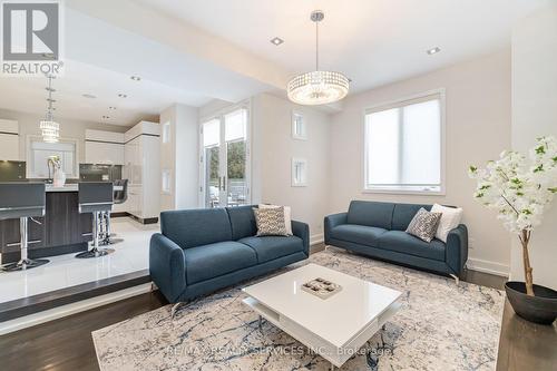 685 Montbeck Crescent, Mississauga, ON - Indoor Photo Showing Living Room