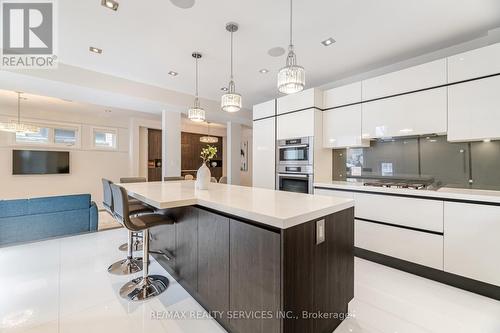 685 Montbeck Crescent, Mississauga, ON - Indoor Photo Showing Kitchen With Upgraded Kitchen