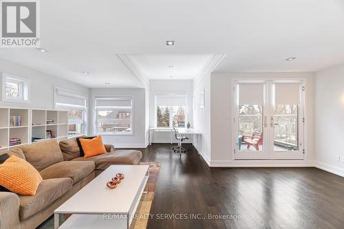 685 Montbeck Crescent, Mississauga, ON - Indoor Photo Showing Living Room