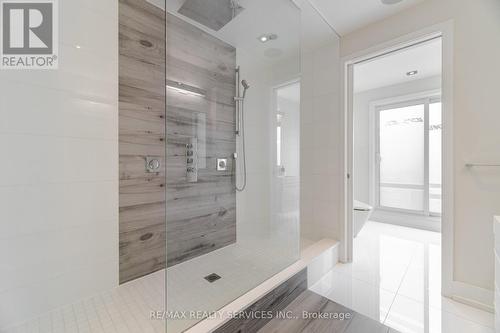 685 Montbeck Crescent, Mississauga, ON - Indoor Photo Showing Bathroom