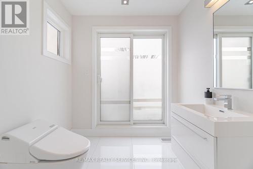 685 Montbeck Crescent, Mississauga, ON - Indoor Photo Showing Bathroom