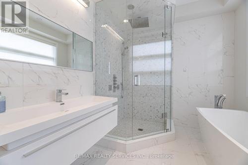 685 Montbeck Crescent, Mississauga, ON - Indoor Photo Showing Bathroom