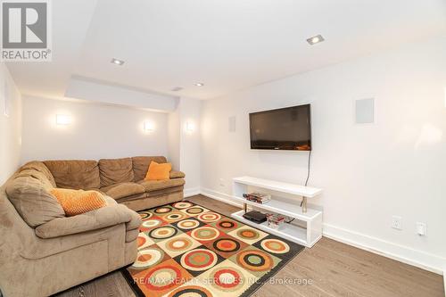 685 Montbeck Crescent, Mississauga, ON - Indoor Photo Showing Living Room