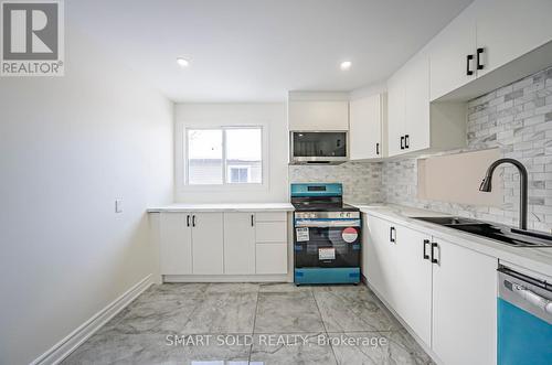 198 Silver Aspen Crescent, Kitchener, ON - Indoor Photo Showing Kitchen With Upgraded Kitchen