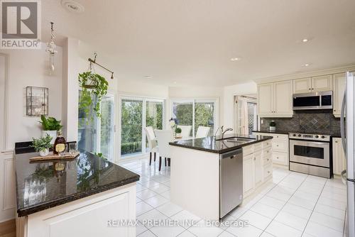 4011 Lantern Lane, Burlington, ON - Indoor Photo Showing Kitchen With Upgraded Kitchen