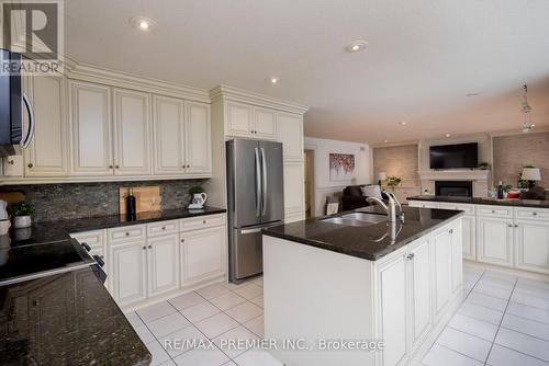 4011 Lantern Lane, Burlington, ON - Indoor Photo Showing Kitchen With Double Sink With Upgraded Kitchen