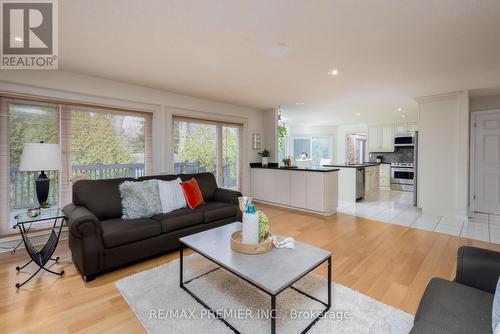 4011 Lantern Lane, Burlington, ON - Indoor Photo Showing Living Room