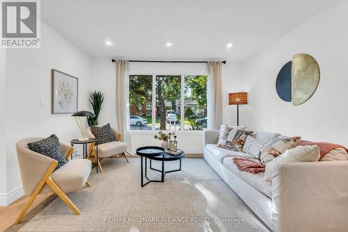 9 Piper Place, Hamilton, ON - Indoor Photo Showing Living Room