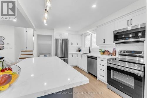 9 Piper Place, Hamilton, ON - Indoor Photo Showing Kitchen With Stainless Steel Kitchen With Upgraded Kitchen