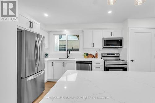 9 Piper Place, Hamilton, ON - Indoor Photo Showing Kitchen With Stainless Steel Kitchen With Upgraded Kitchen